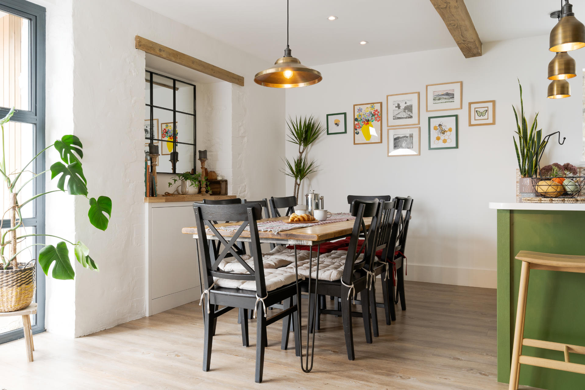 Green kitchen in barn conversion - image 05