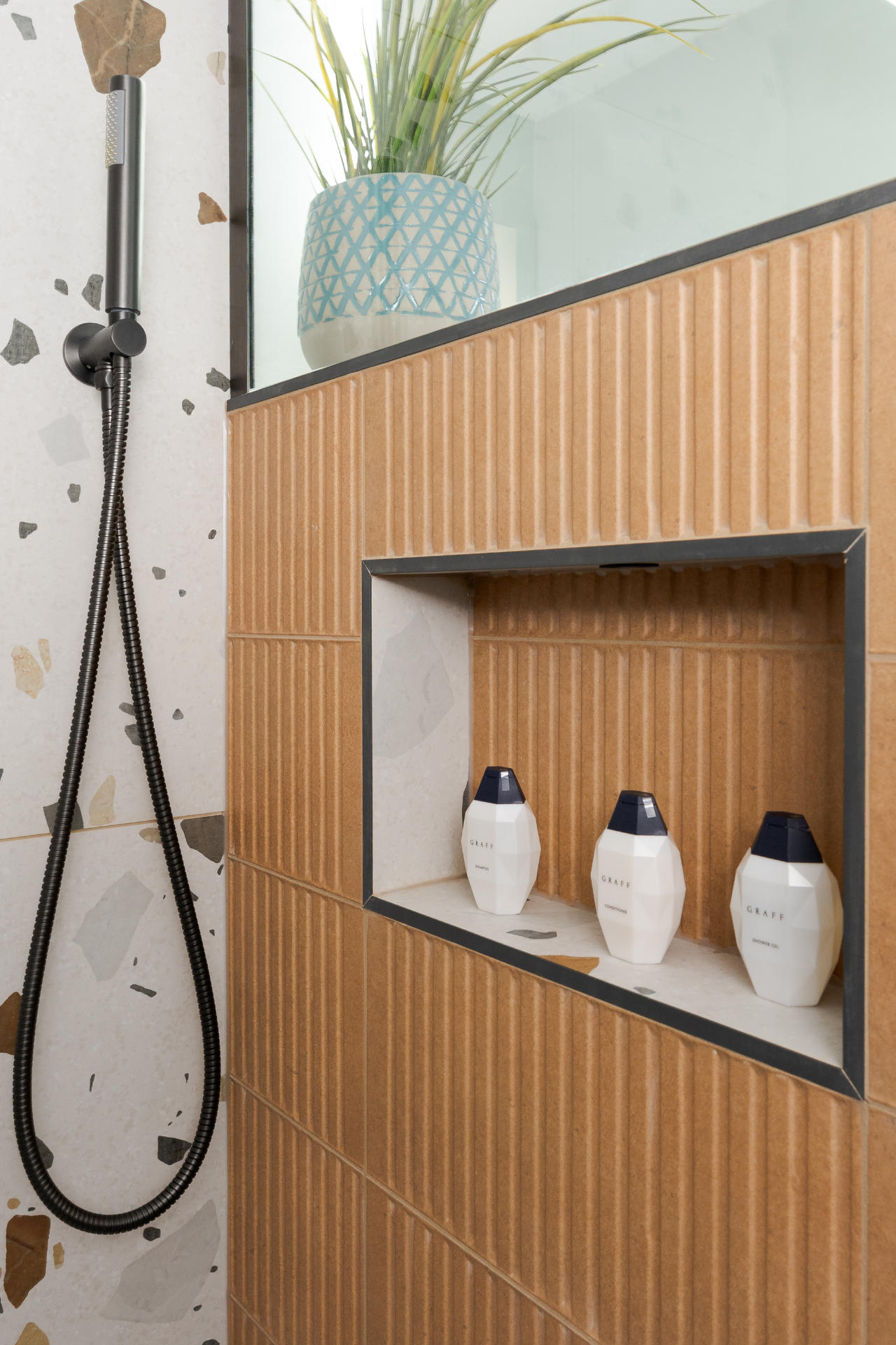 terrazzo en-suite - image 03