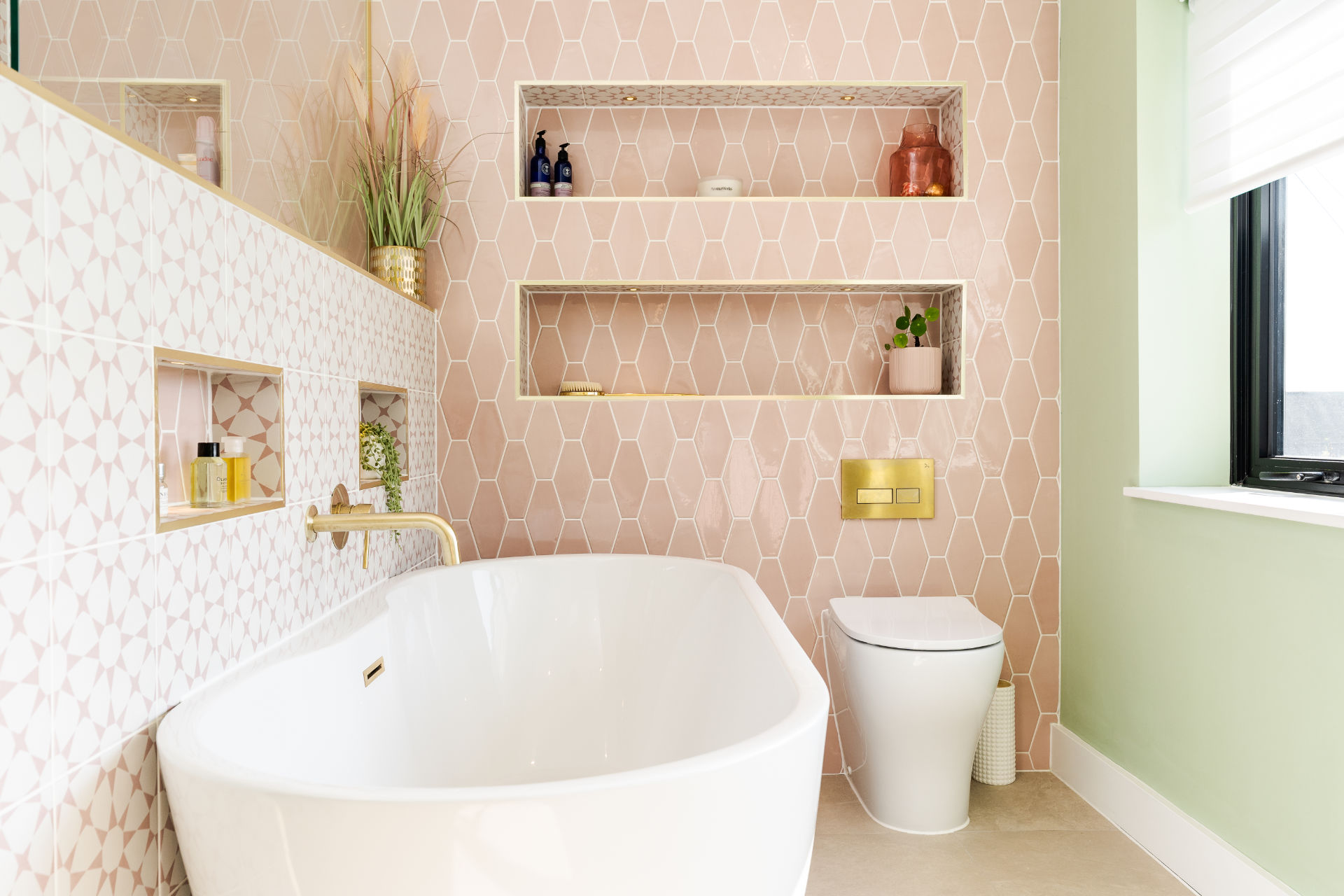 Pink and brass bathroom - image 02