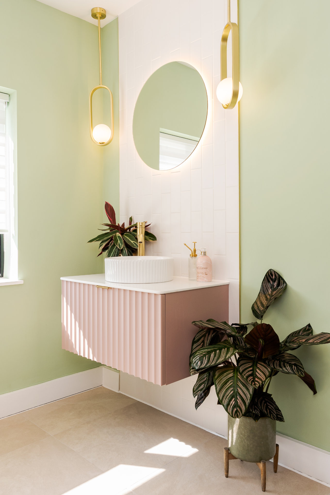 Pink and brass bathroom - image 03