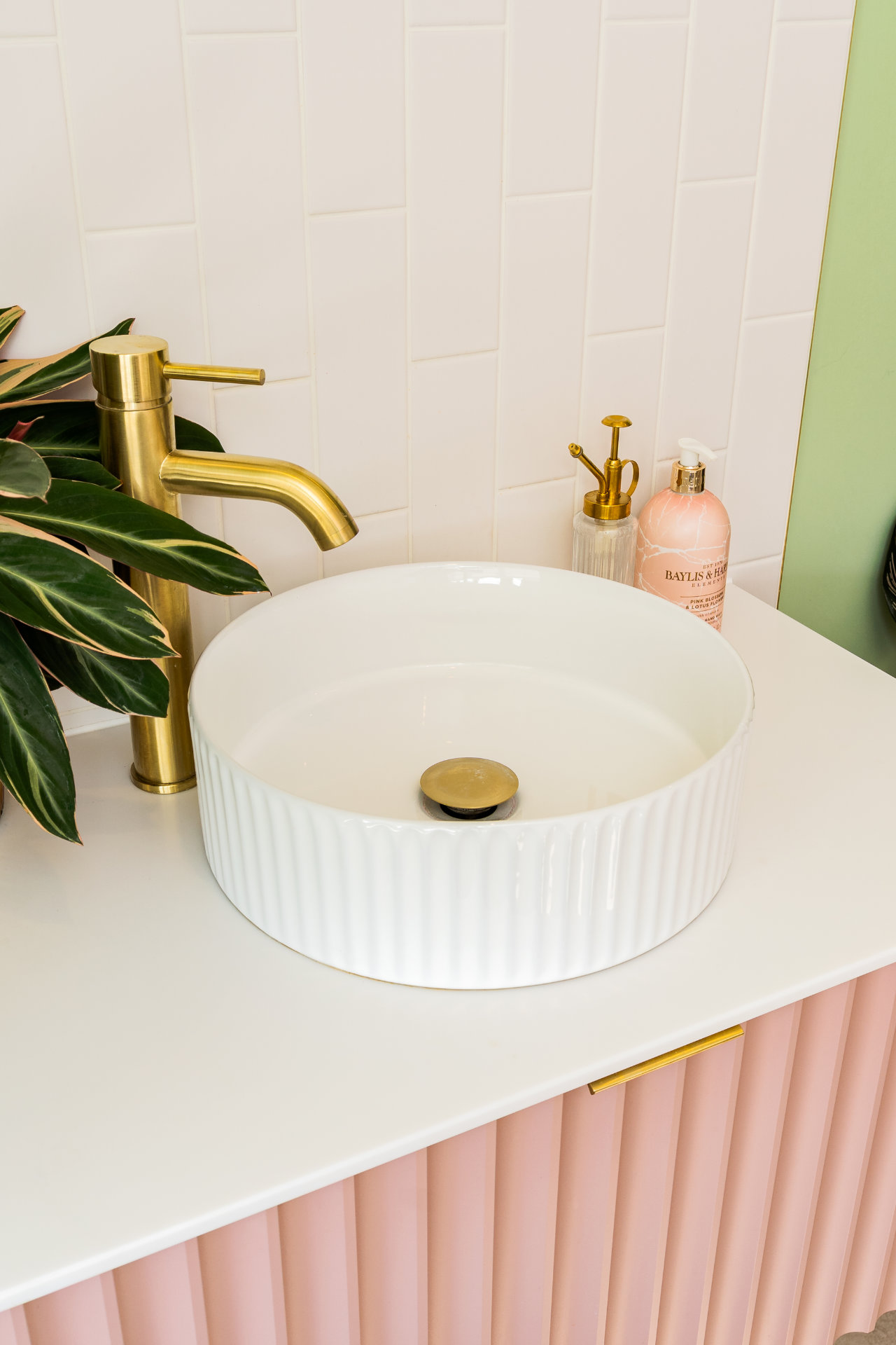 Pink and brass bathroom - image 04