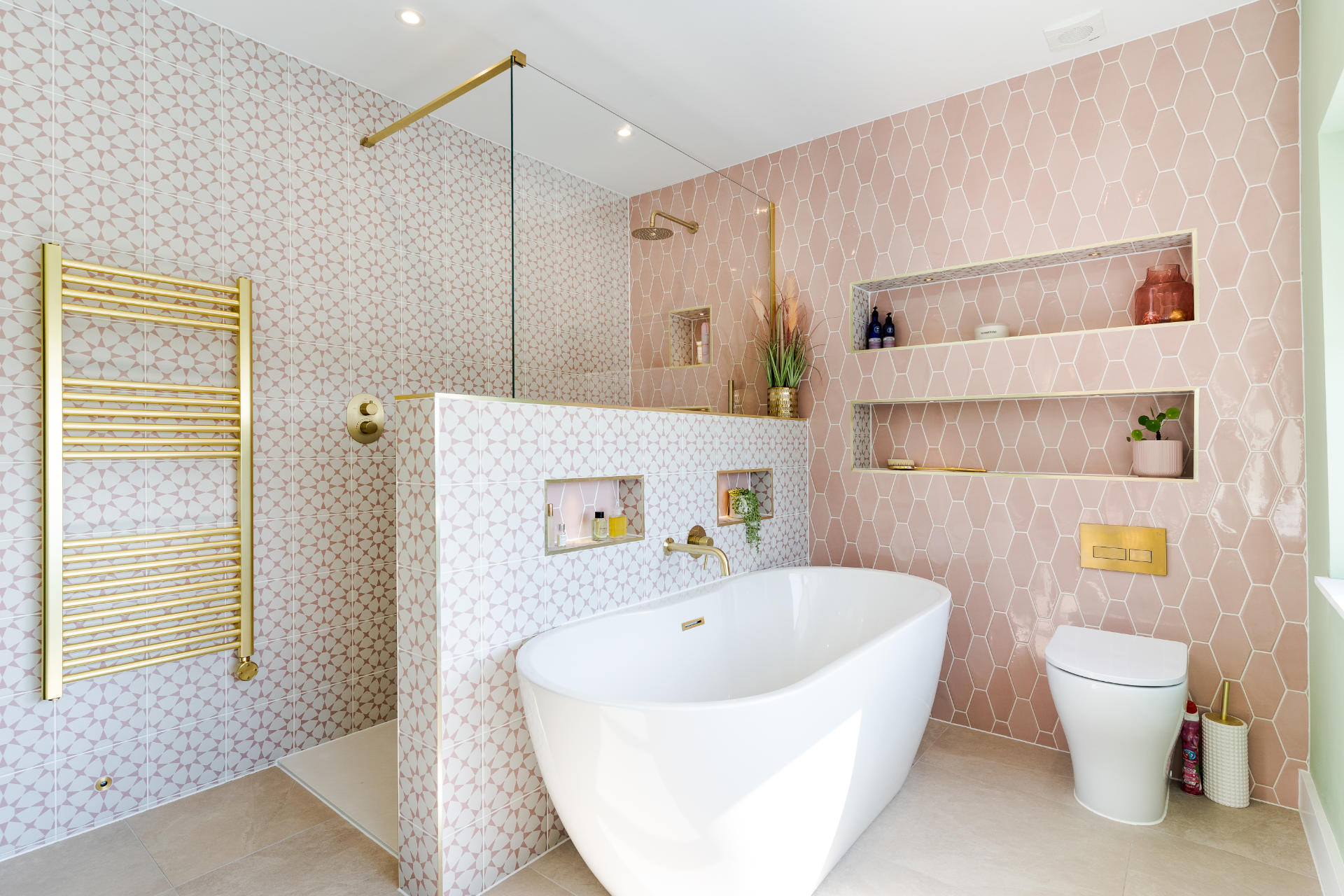 Pink and brass bathroom - image 05