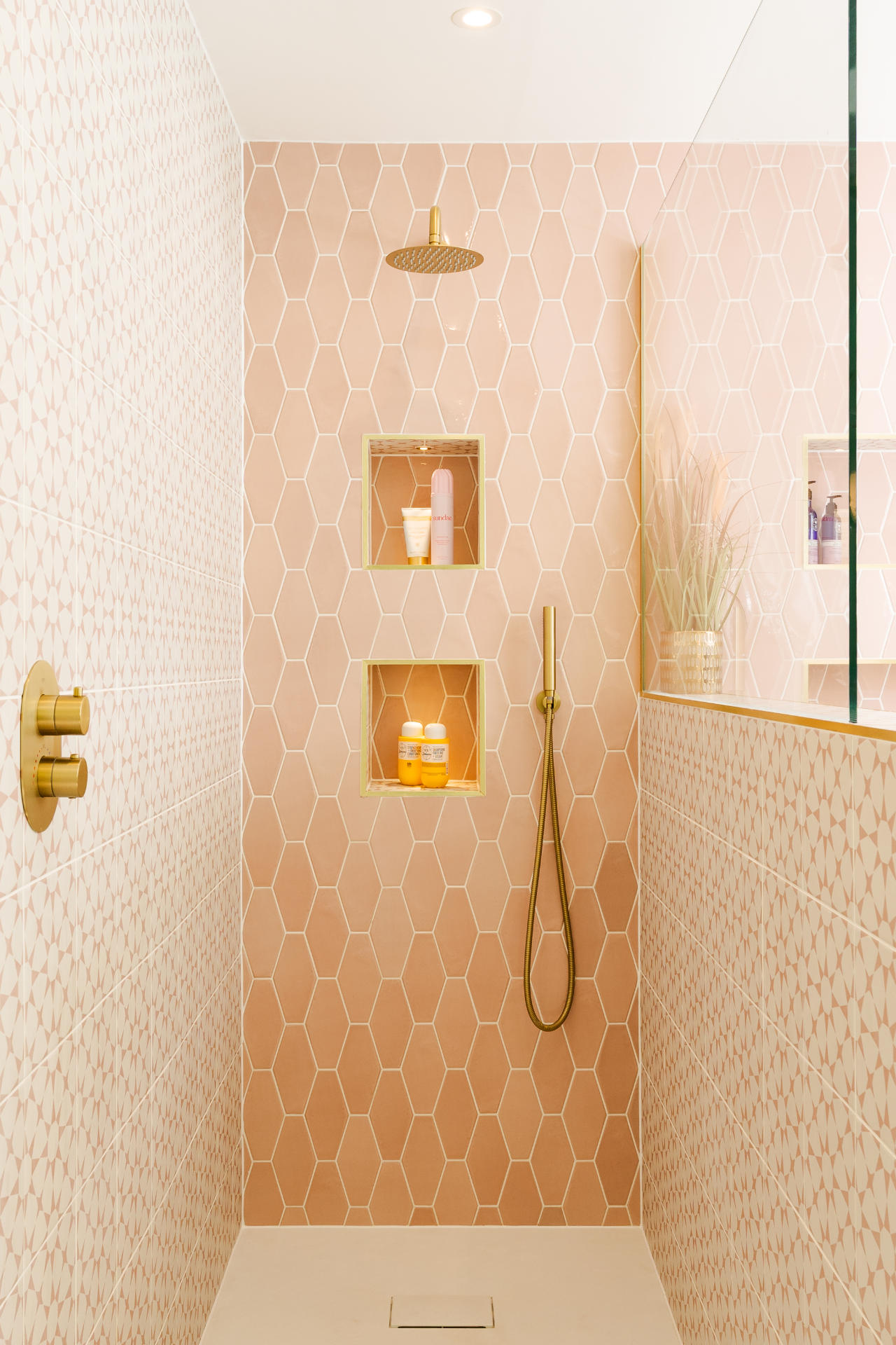 Pink and brass bathroom - image 05