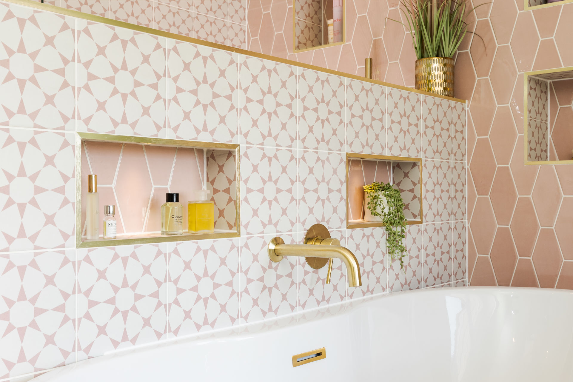 Pink and brass bathroom - image 05