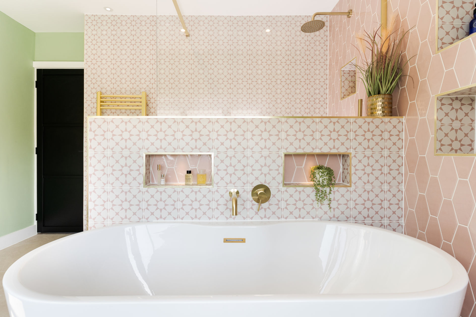 Pink and brass bathroom - image 05