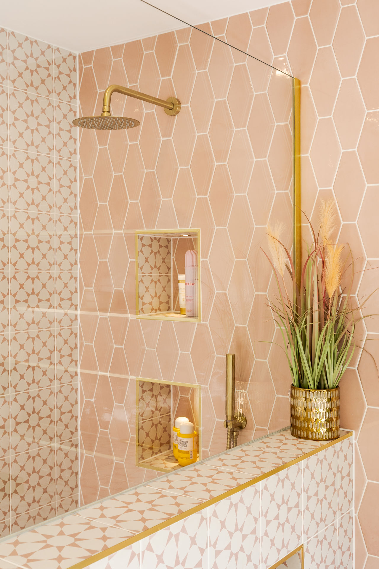 Pink and brass bathroom - image 05